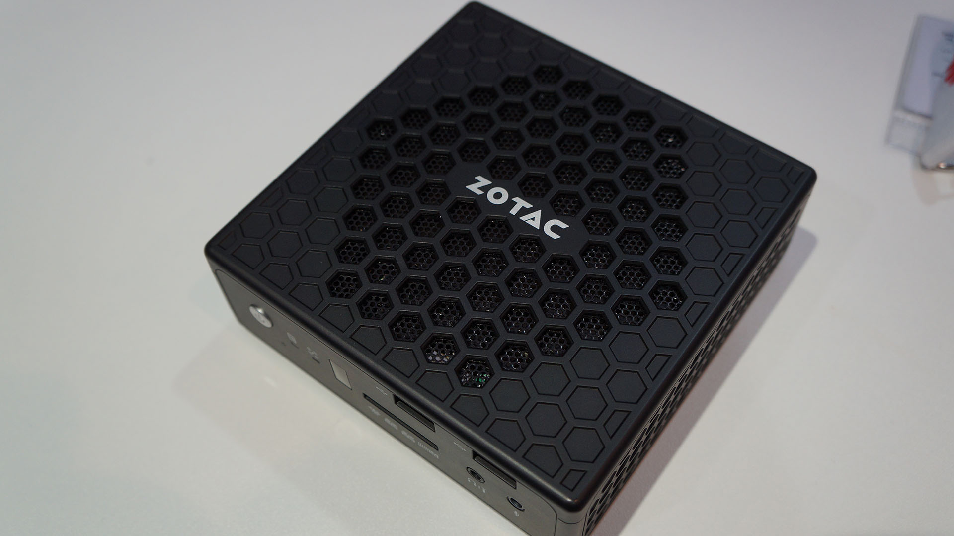 CeBit 2014 - Zotac stellt erste passive ZBox auf Bay Trail Basis vor