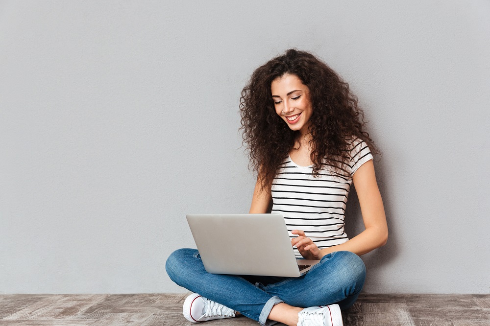 frau beim chatten mit dem laptop