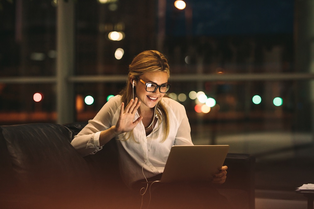 eine frau beim video-chat