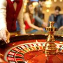 mann rollt roulette kugel in den kessel