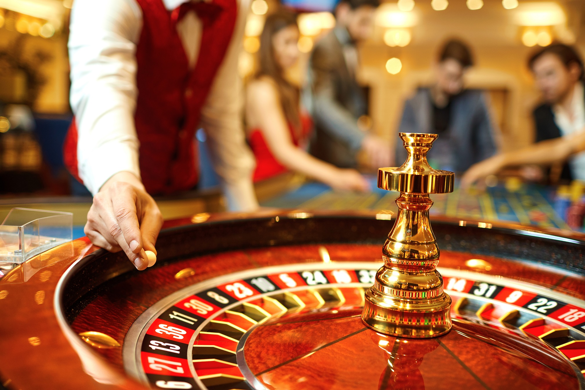 mann rollt roulette kugel in den kessel