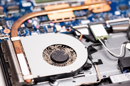 Laptop überhitzt: Was zu tun ist, wenn das Notebook heiß läuft 3 laptop-luefter-reinigen