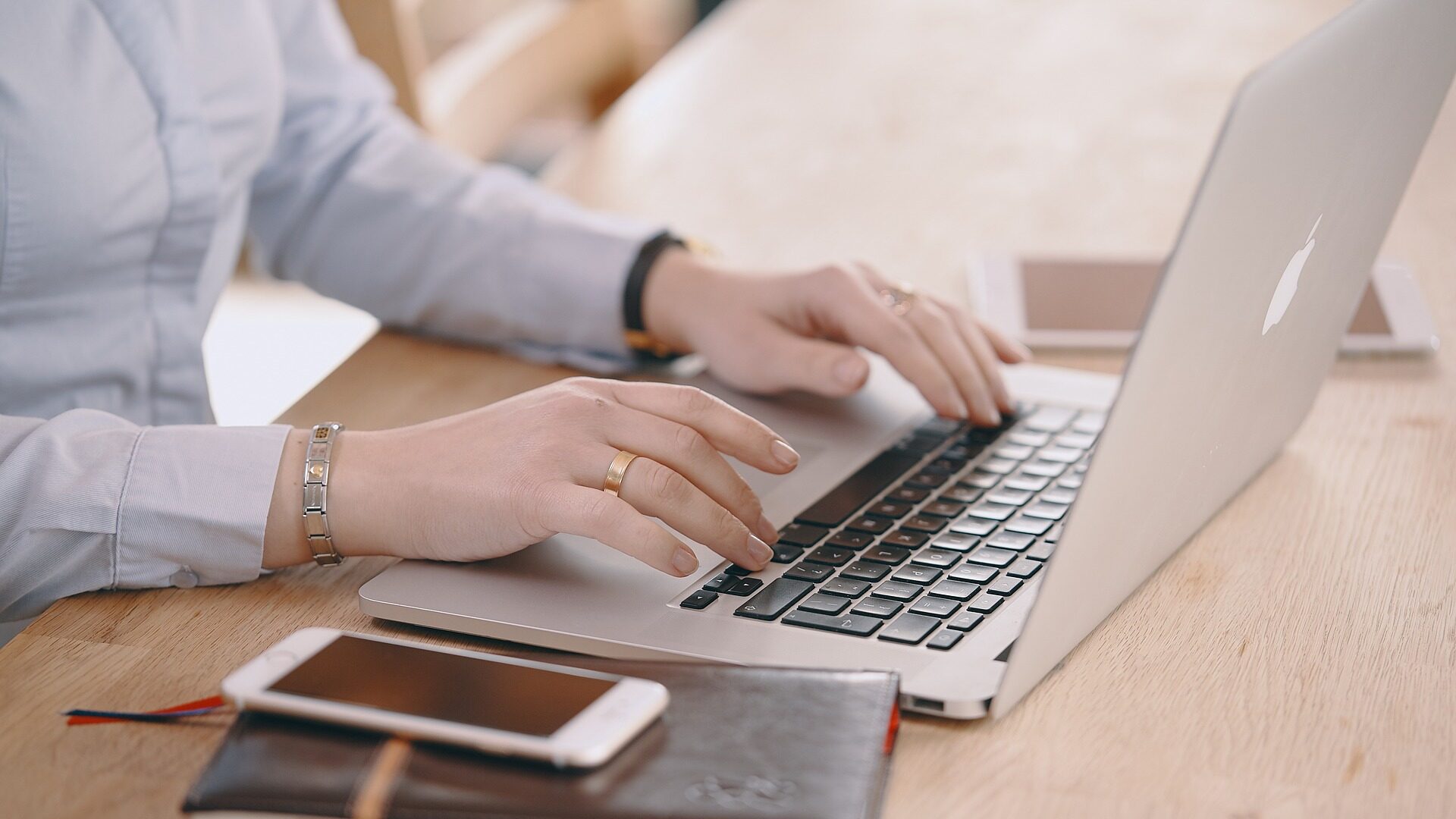 Tastatur programmmieren am Laptop kann die Arbeit erleichtern