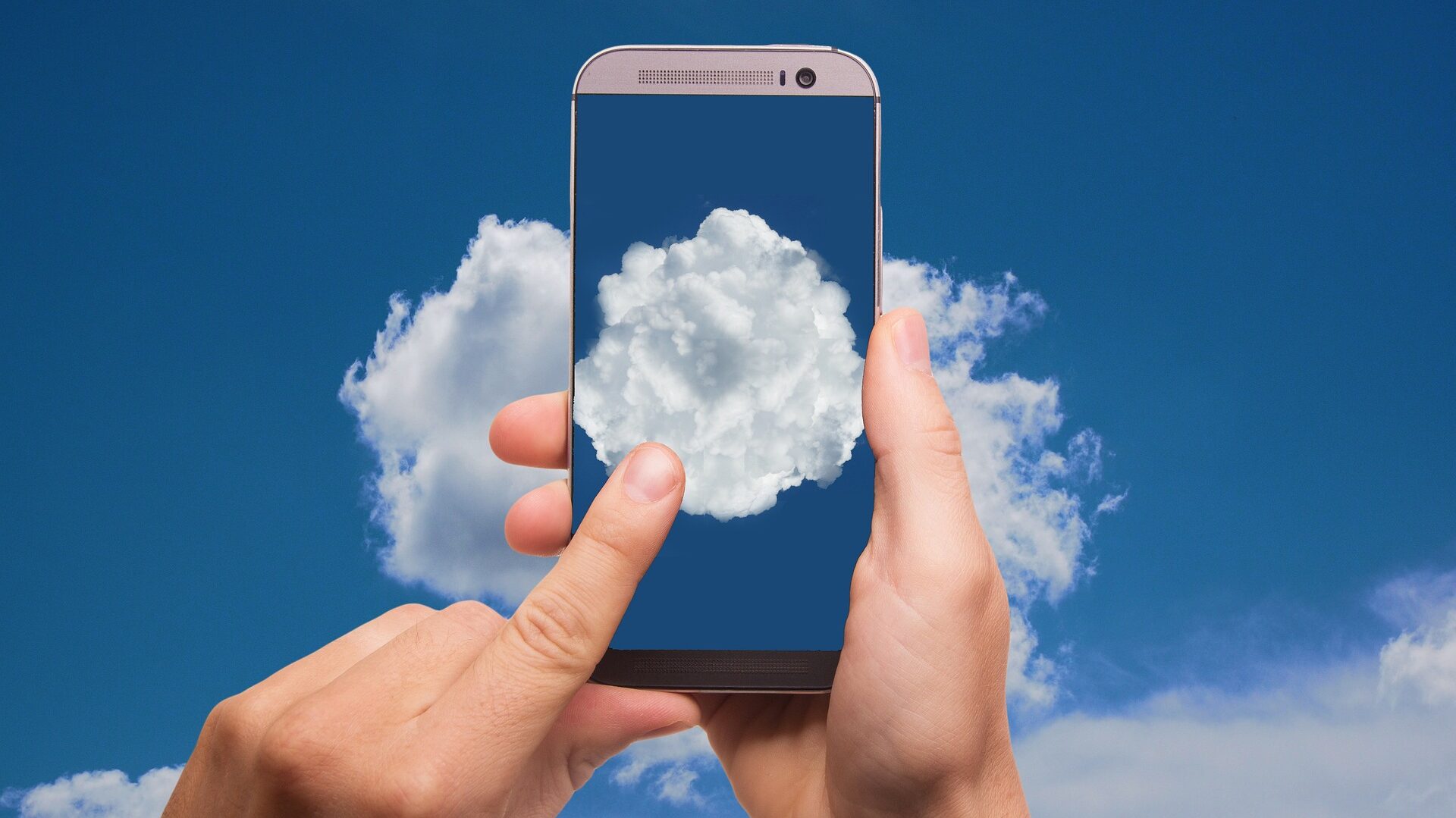 Symbolische Darstellung einer Cloud auf einem Smartphone 