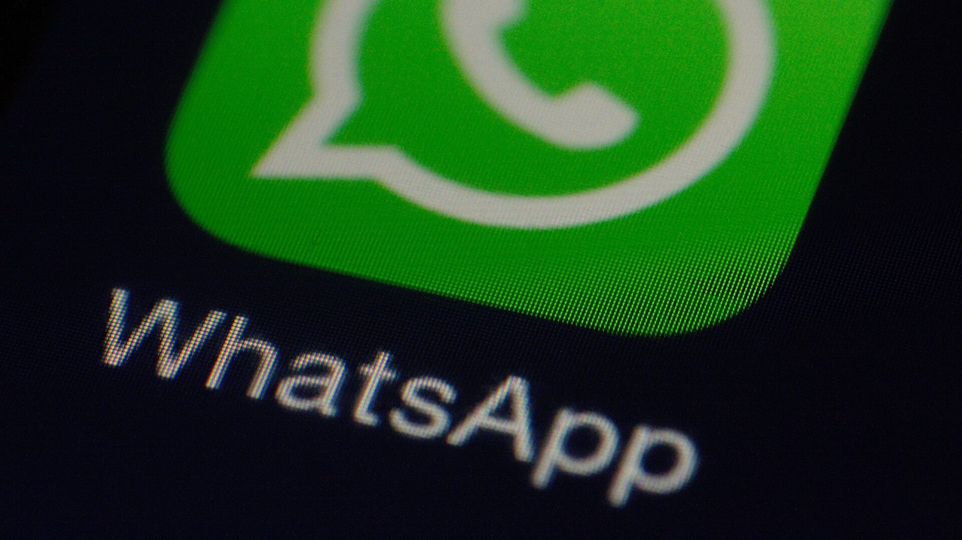 WhatsApp Logo auf Smartphone-Bildschirm