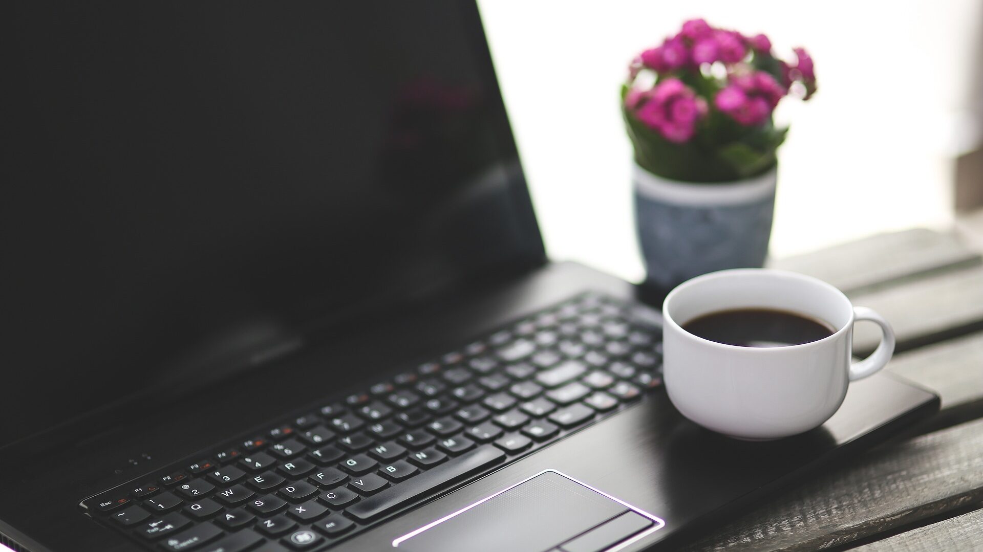 Kaffeetasse auf Laptop