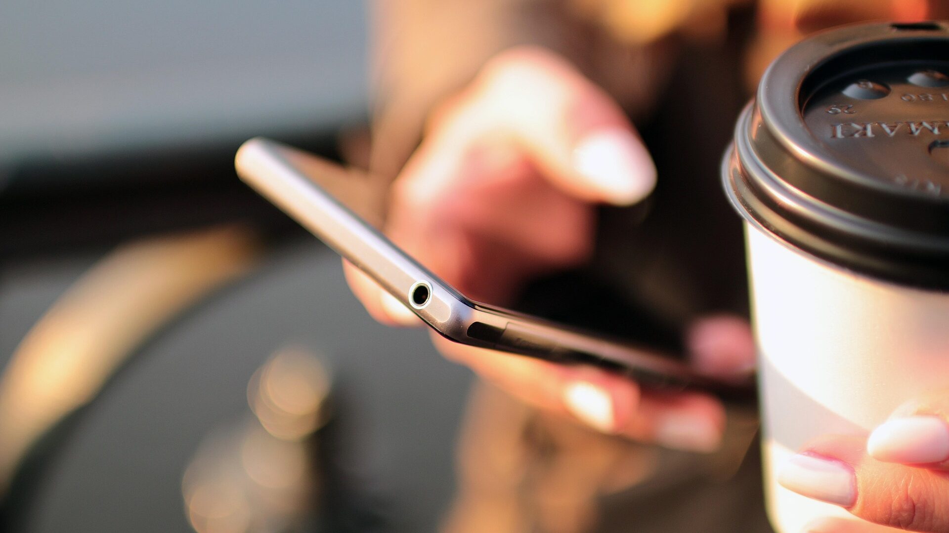 Einfach kabellos laden dank Qi2 - Schluss mit dem Kabelsalat 3 Das Smartphone noch komfortabler laden.